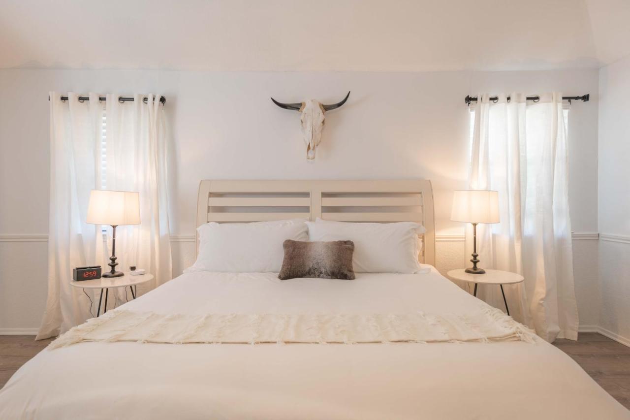 Timeless-Texas-Inn - Heated Pool Oasis & Lux Vibe Раунд Рок Екстериор снимка