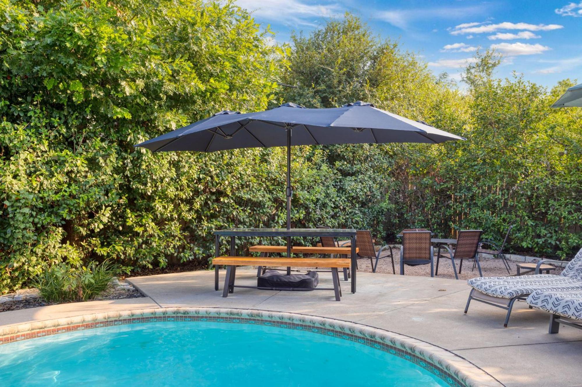 Timeless-Texas-Inn - Heated Pool Oasis & Lux Vibe Раунд Рок Екстериор снимка